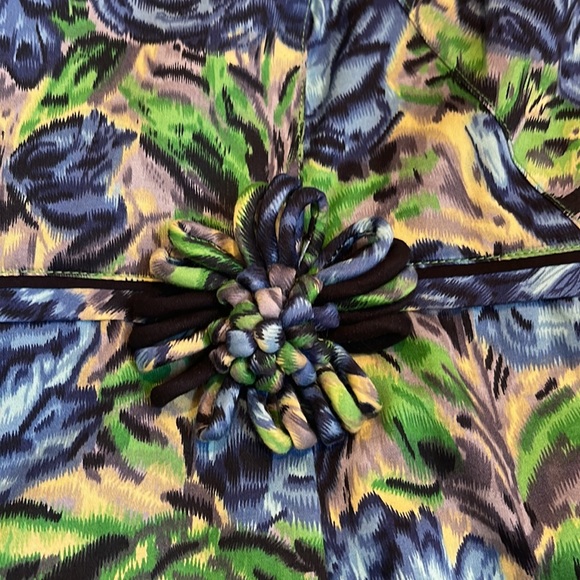 Beautiful floral dress with floral embellishment - size 8 - Picture 2 of 5